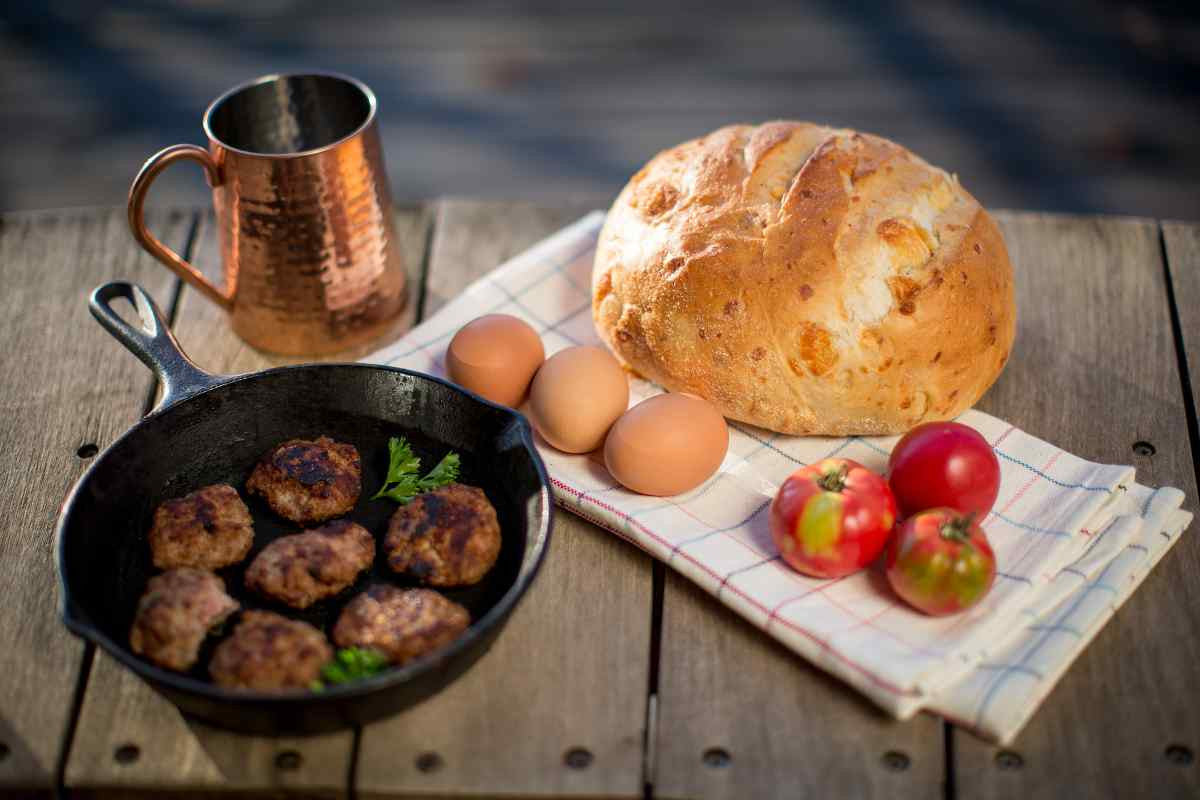 Load image into Gallery viewer, Breakfast made better with Edenthistle maple Sausage
